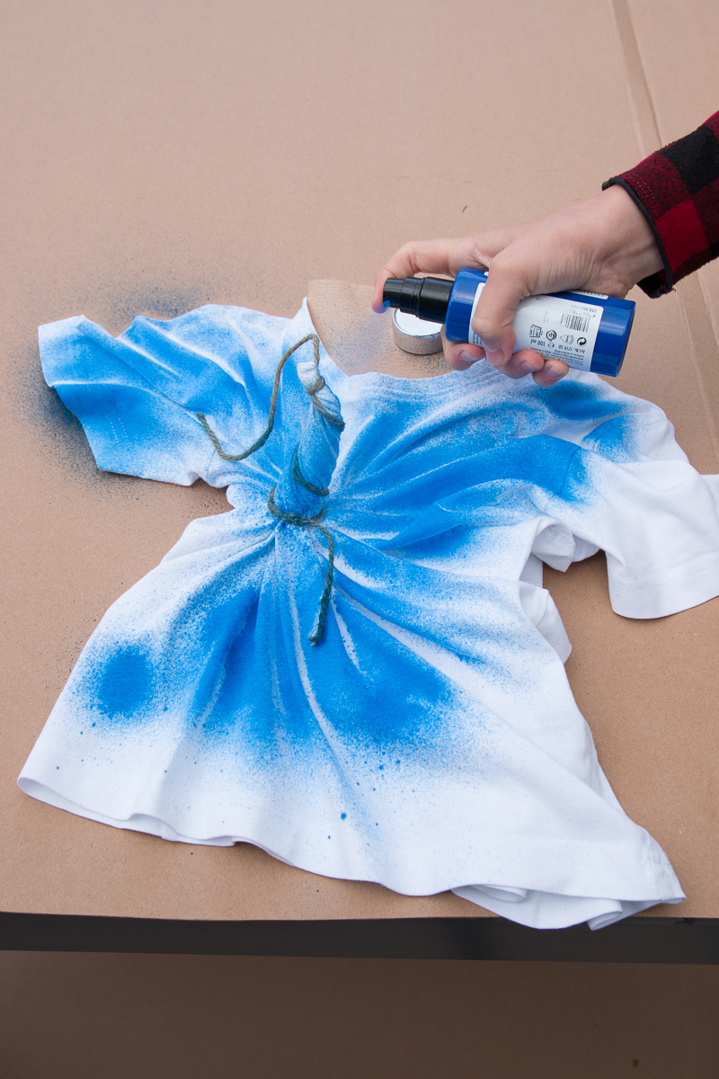 schnelles-DIY-T-Shirt-Shibori-Technik-gestalten-Fashion-Spray-Kinder